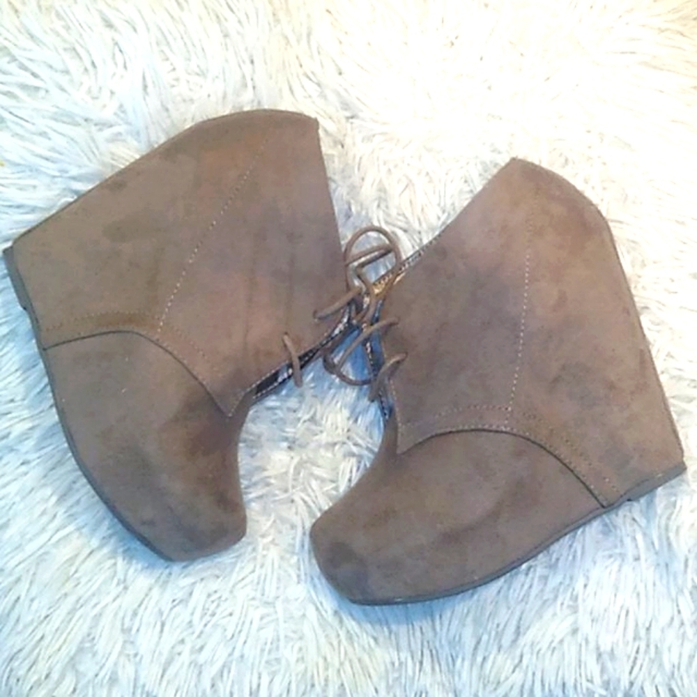 Wedged shoes